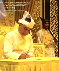 Sultan Nazrin Muizzudin Shah signing the document of oath as the new Sultan of Perak.